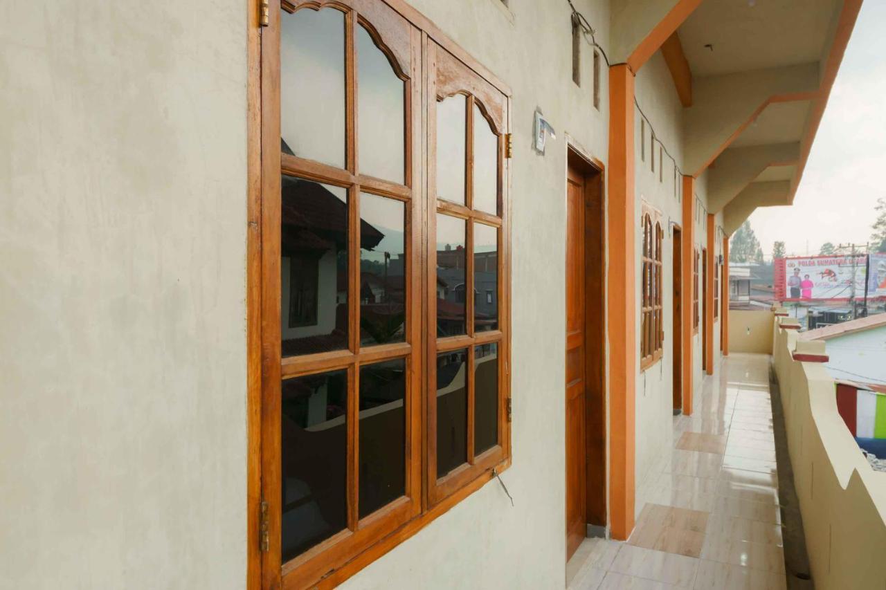 Hotel RedDoorz near Bukit Kubu Berastagi Exterior foto