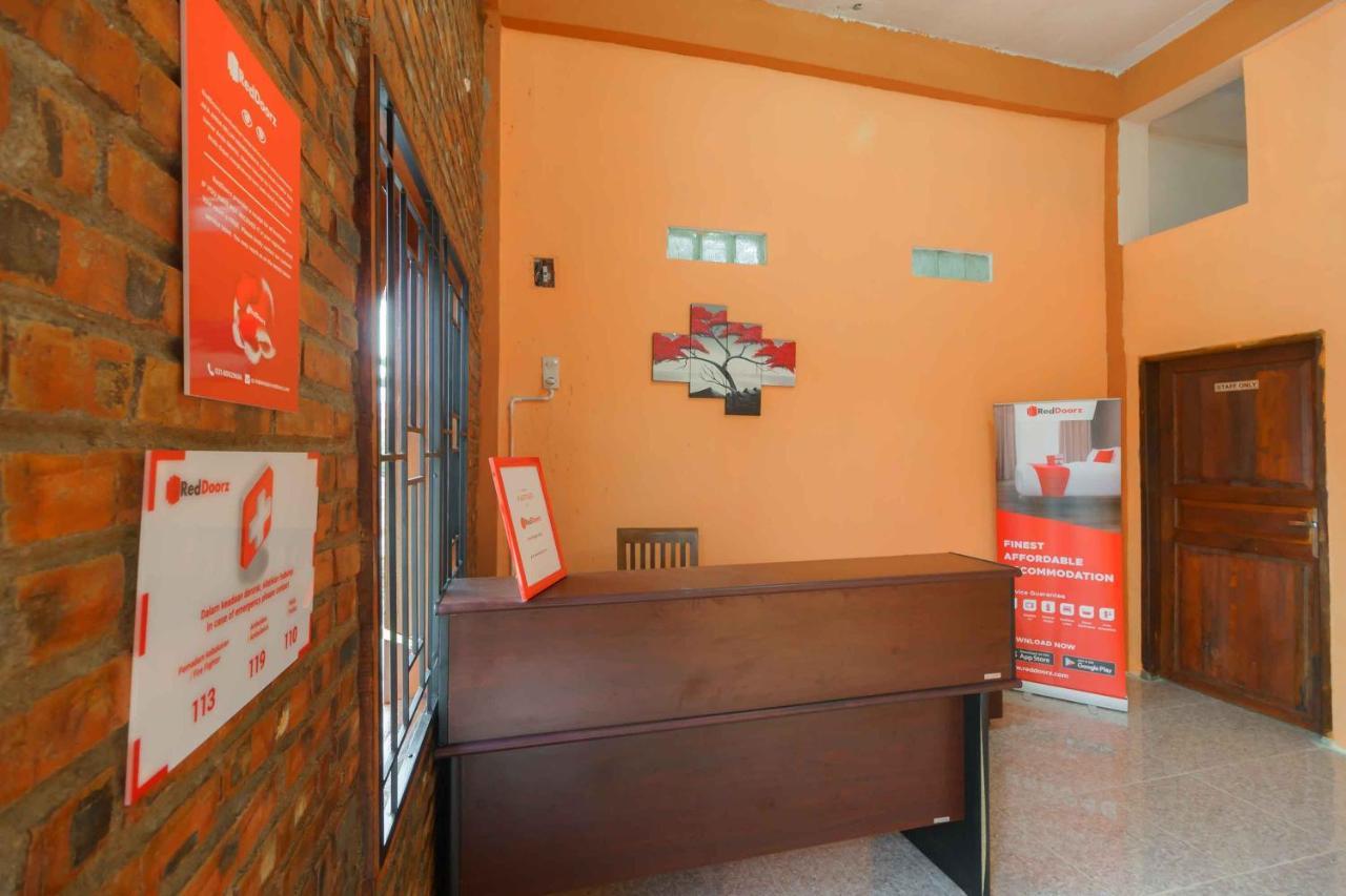 Hotel RedDoorz near Bukit Kubu Berastagi Exterior foto