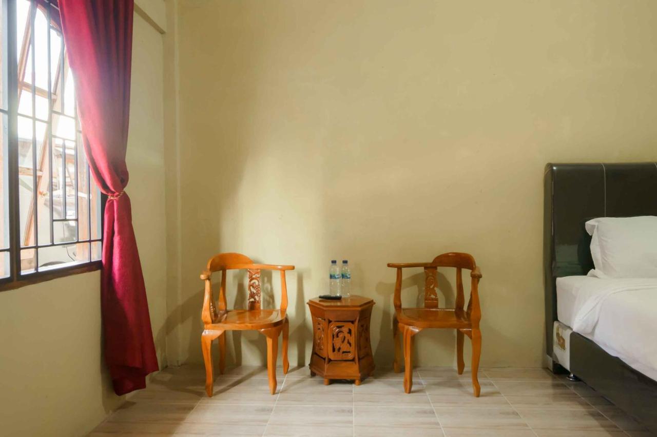 Hotel RedDoorz near Bukit Kubu Berastagi Exterior foto