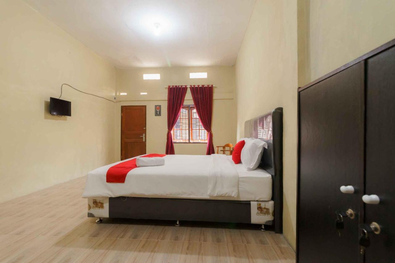 Hotel RedDoorz near Bukit Kubu Berastagi Exterior foto